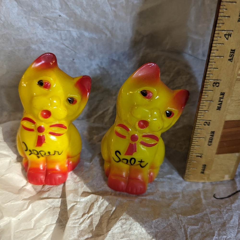 Vintage cat salt and pepper